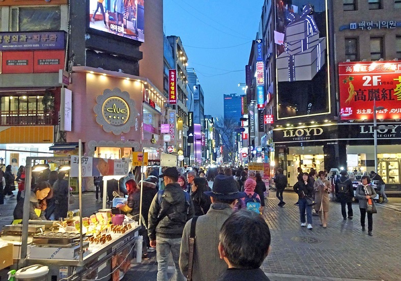 明洞夜の賑わい